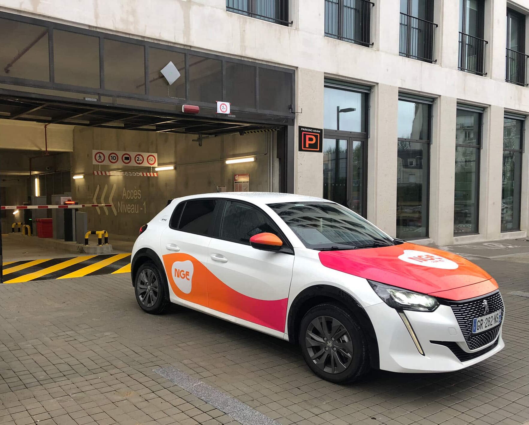 Voiture NGE qui sort du Parking ADAM