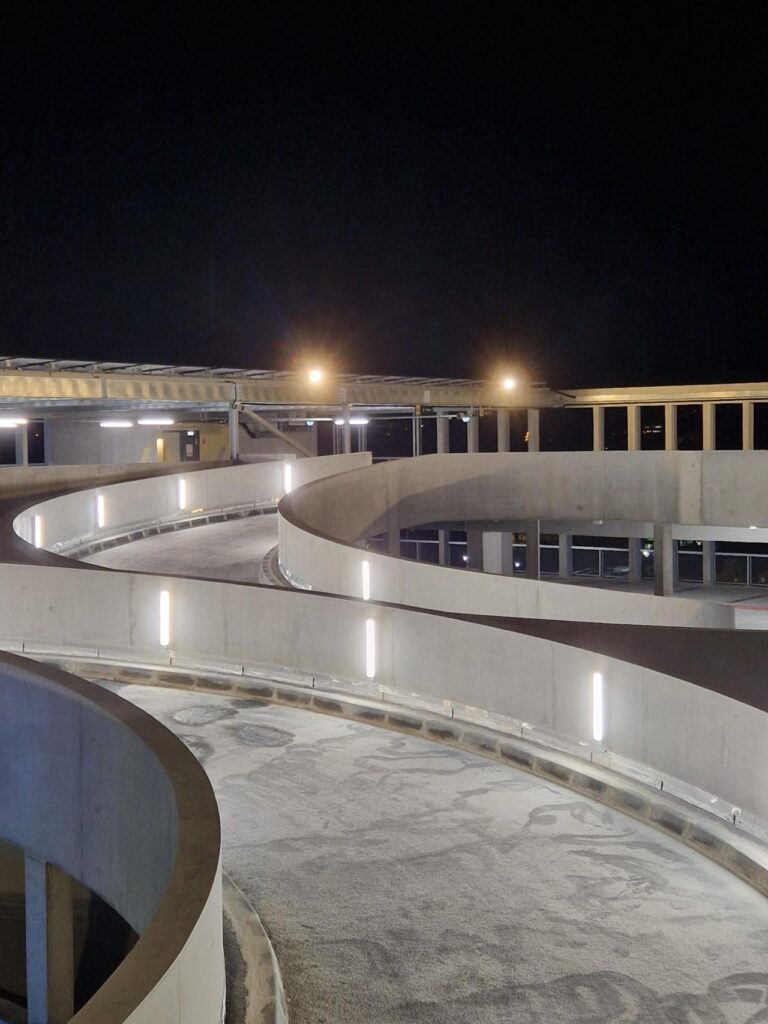 Parking Bobinière vue de nuit